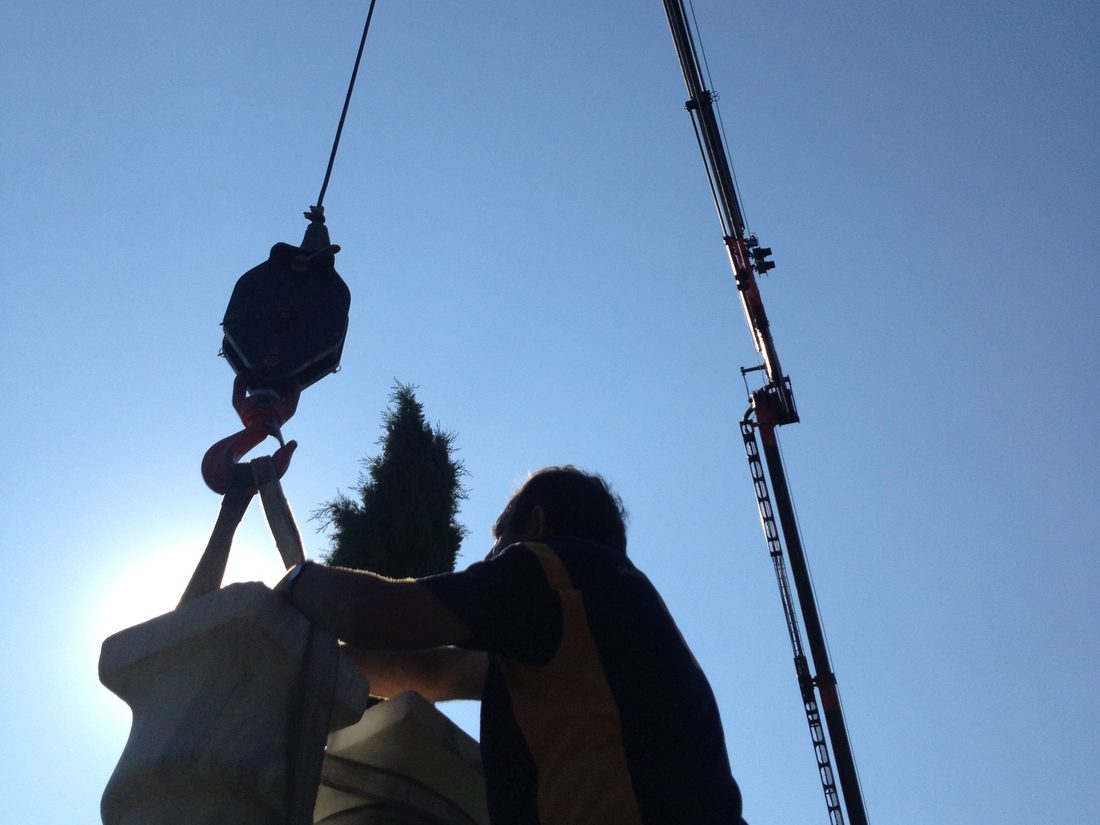 Izado de una escultura con grúa durante un traslado